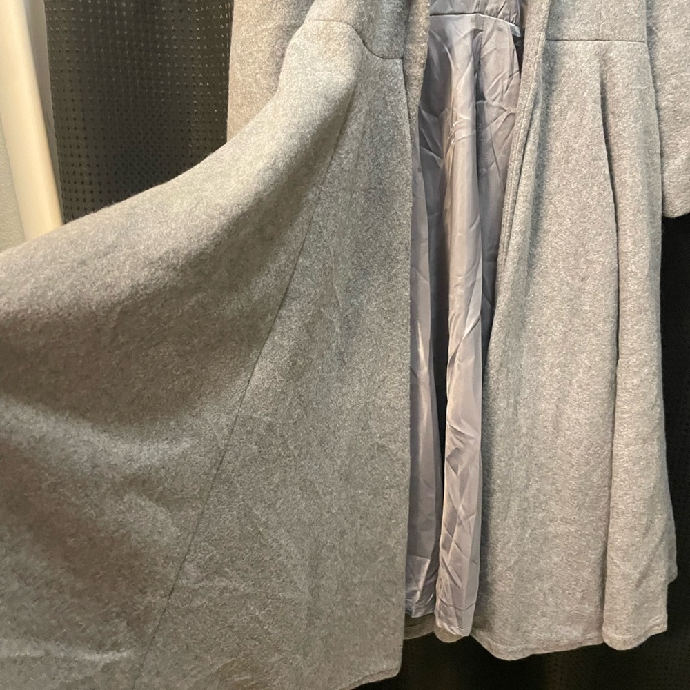 Sophisticated Gray Trench Coat with Wool-Like Texture - Picture 2 of 10